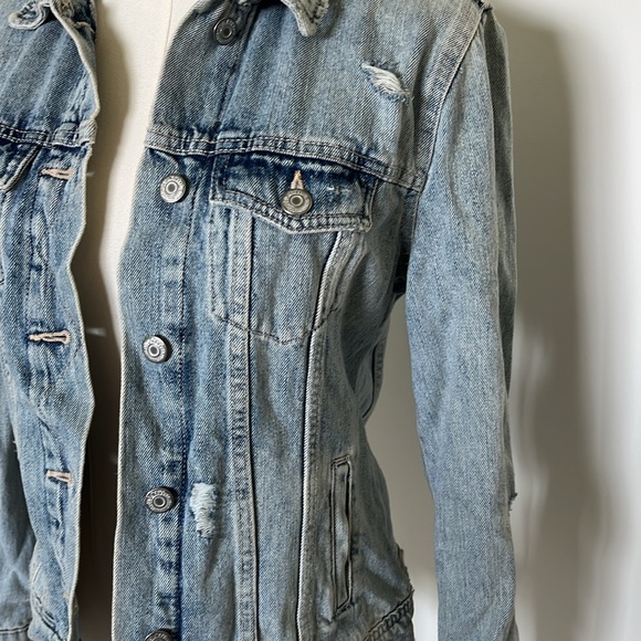 NWOT Women’s Light-Wash Denim Jacket - Picture 3 of 5